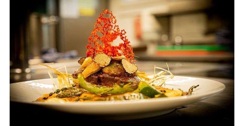 Filet de bison en paille à la truffe noire et figues caramélisées et légumes grillés