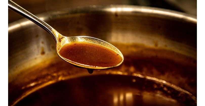 Une sauce demi-glace fraîchement préparée est la base d'une bonne sauce