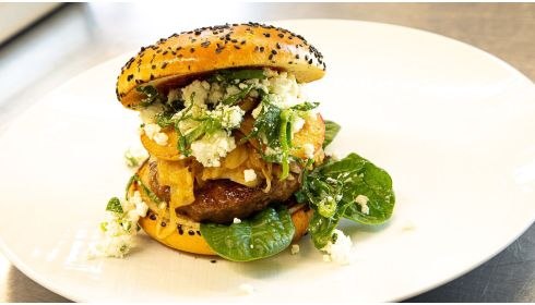 Burger suisse Black Angus au boeuf avec pommes poêlées, choucroute, épinards, feta & sauce piquante 4 HOT MEAT