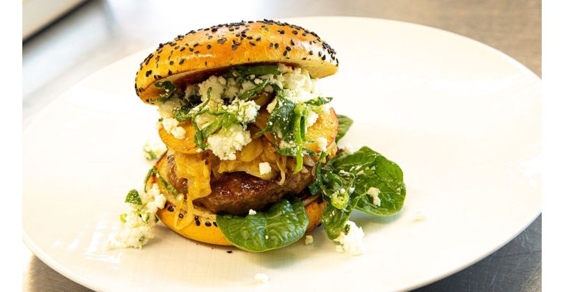 Schweizer Black Angus Rindburger mit gebratenem Apfel, Sauerkraut, Spinat, Fetakäse & pikante 4 HOT MEAT Sauce