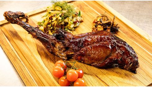Gebratener Gemsschlegel mit Knochen mit lauwarmem Fenchelsalat und Wildjus