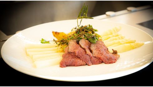 Gebratener Hirsch-Huftdeckel (Picanha) mit Butter, Zitrone und Thymian, weisser Spargel und grün-weisser Spargelsalat an Petersilien-Spinat-Vinaigrette