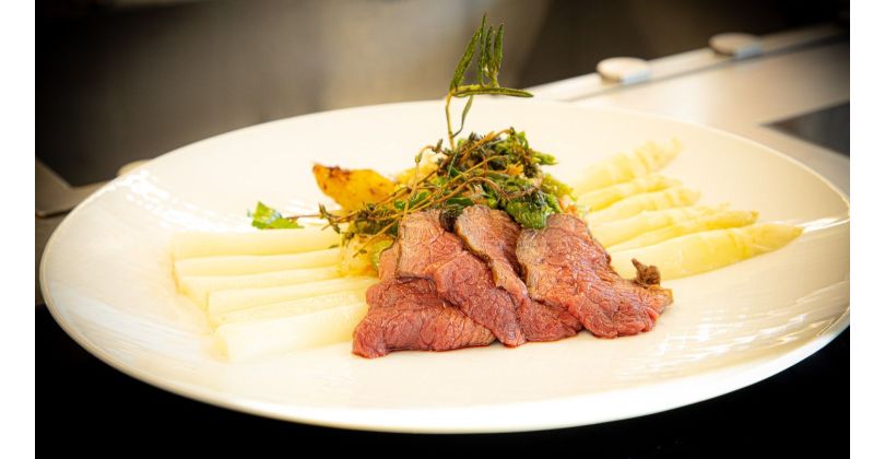 Gebratener Hirsch-Huftdeckel (Picanha) mit Butter, Zitrone und Thymian, weisser Spargel und grün-weisser Spargelsalat an Petersilien-Spinat-Vinaigrette