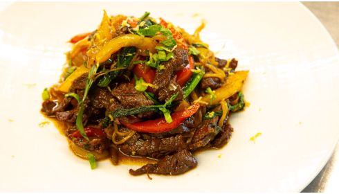 Inside Skirt Steak suisse poêlé aux saveurs asiatiques avec nouilles et bicarbonate comme attendrisseur