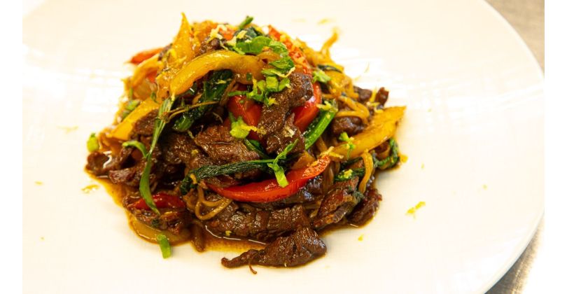 Gebratenes Schweizer Inside Skirt Steak mit asiatischer Würze, Nudeln und Natron als Zartmacher 