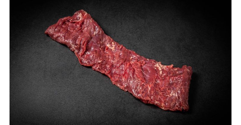 Gebratenes Schweizer Inside Skirt Steak mit asiatischer Würze, Nudeln und Natron als Zartmacher 