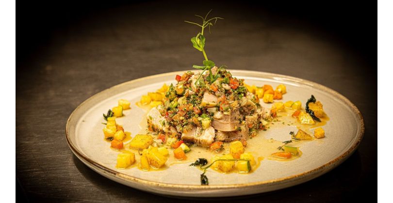 Geschmorter Kalbskopf mit Kräuter-Vinaigrette, in Butter gebratenen Kartoffel-, Karotten- und Selleriewürfeln