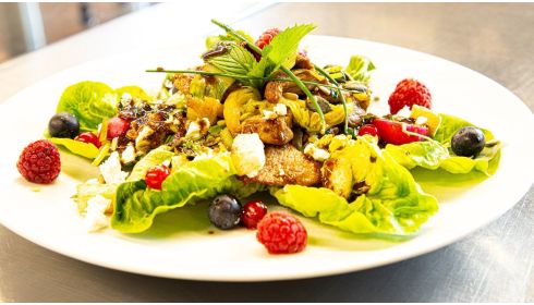 Gebratenes Lammgeschnetzeltes mit Himbeeren, Johannisbeeren, Blaubeeren, Frühlingszwiebeln, Körnermix, Peperoni, Croutons, würzigem Fetakäse und knackigem Salat an würziger Pfefferminz-Vinaigrette