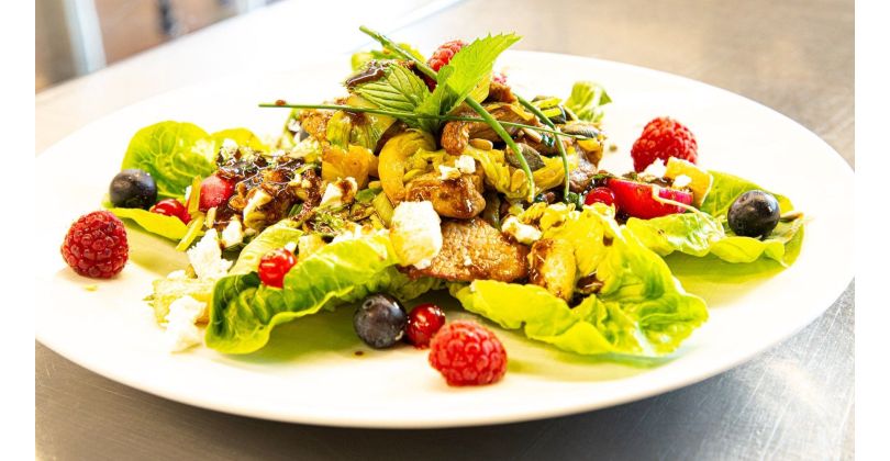 Émincé d'agneau aux baies, feta et vinaigrette à la menthe