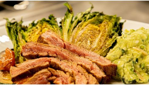 Gegrilltes Outside Skirt Steak mit Avocado-Feta-Dip und gegrilltem Lattichsalat