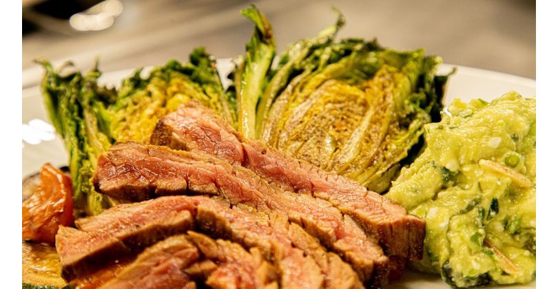 Gegrilltes Outside Skirt Steak mit Avocado-Feta-Dip und gegrilltem Lattichsalat