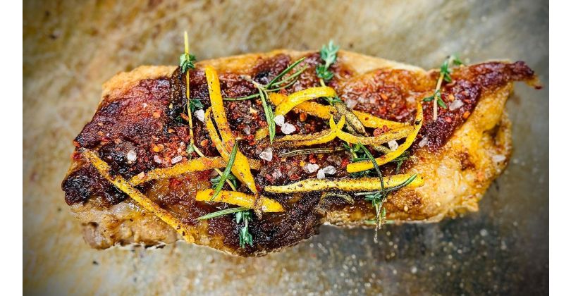 Grilled pluma with sautéed and caramelized zest and grilled peppers