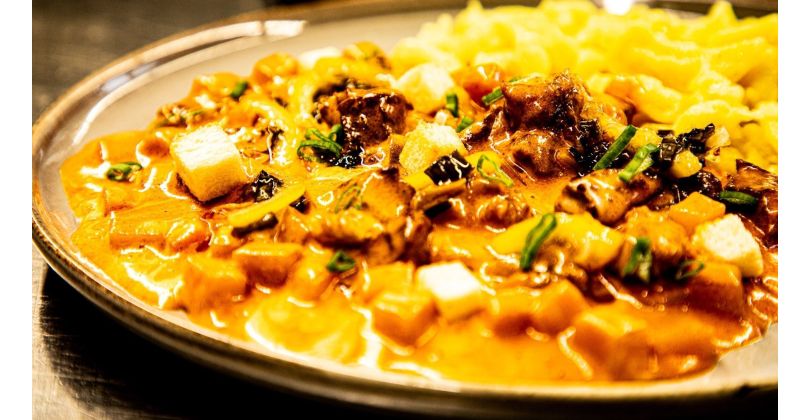 Goulasch à la crème braisée avec légumes, piments forts, citrons caramélisés et spaetzli aux œufs