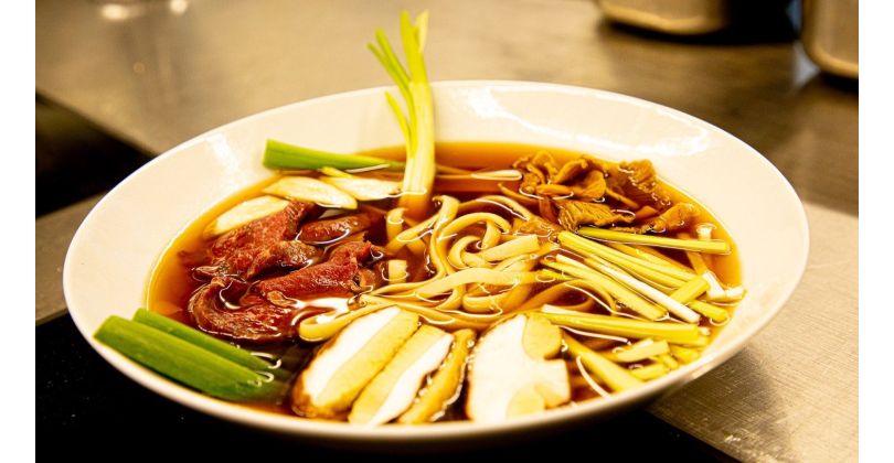 Bouillon de bœuf au shabu-shabu de bœuf de Kobe