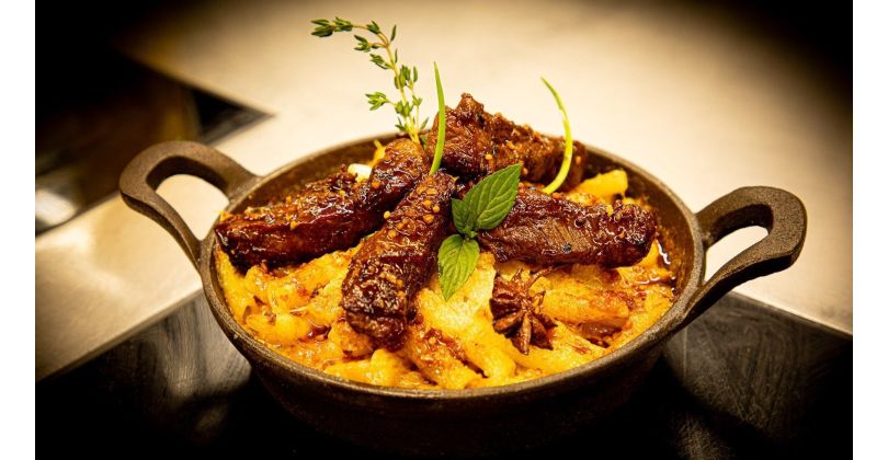 Grillierte Beef Rib Fingers auf Mac & Cheese