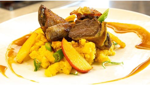 Suprême de pigeon rôti avec ailes, polenta de maïs, pomme caramélisée et jus au Marsala