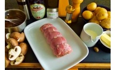 Gefüllter Kaninchen Rollbraten mit Kartoffelpüree, gebratenen Champignons und Whiskysauce