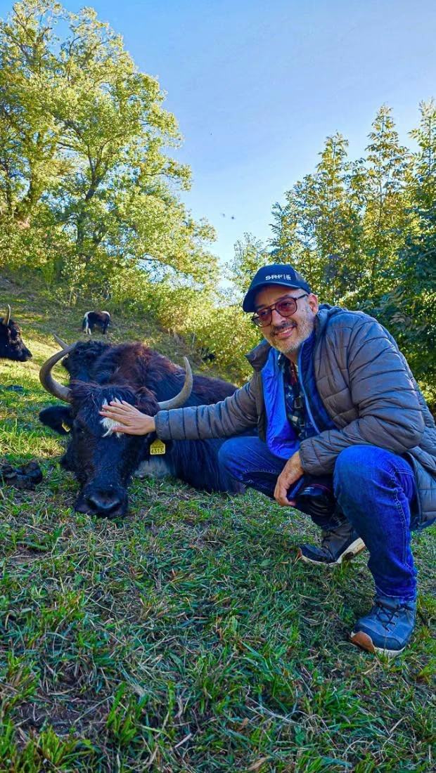 Christian Welti bei seinem Besuch neben einem Yak